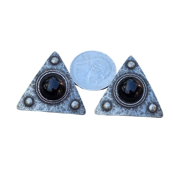 Vintage Triangle Clip-On Earrings With Black Stone & Hammered Silver-Tone Finish - Picture 4 of 5